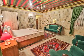 Bedrock Cave Hotel - Adults Only