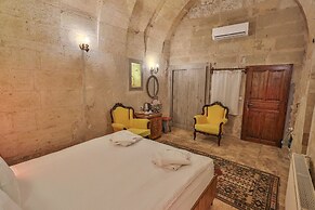 Bedrock Cave Hotel - Adults Only