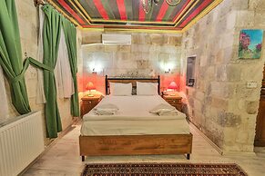 Bedrock Cave Hotel - Adults Only