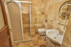 Bedrock Cave Hotel - Adults Only