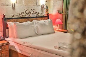 Bedrock Cave Hotel - Adults Only