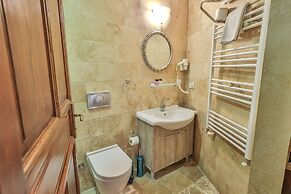 Bedrock Cave Hotel - Adults Only