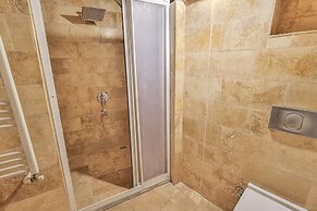 Bedrock Cave Hotel - Adults Only