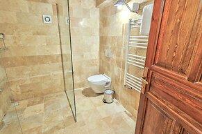 Bedrock Cave Hotel - Adults Only