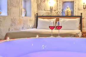 Bedrock Cave Hotel - Adults Only