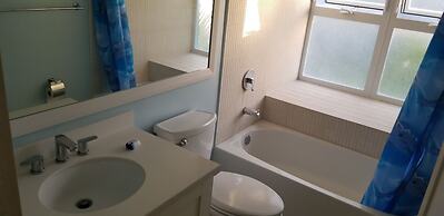 Oceanic View Apartment at Fern Court