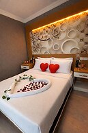 Anita Kemer Noch Hotel