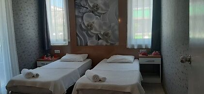 Anita Kemer Noch Hotel