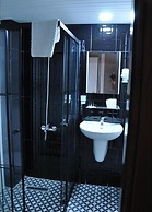 Anita Kemer Noch Hotel