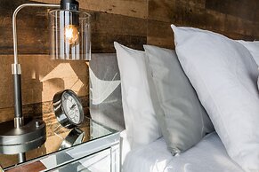 QuickStay - Luxury on Bay St. (Yonge & College)