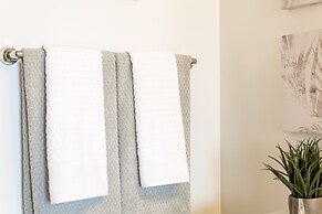 QuickStay - Luxury on Bay St. (Yonge & College)