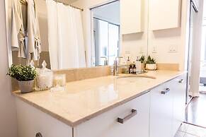 QuickStay - Luxury on Bay St. (Yonge & College)
