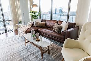 QuickStay - Luxury on Bay St. (Yonge & College)