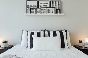 QuickStay - Luxury on Bay St. (Yonge & College)