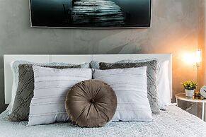 QuickStay - Luxury on Bay St. (Yonge & College)