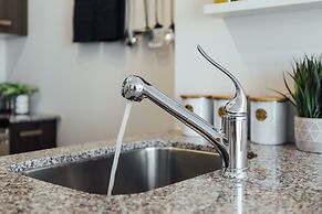 QuickStay - Luxury on Bay St. (Yonge & College)