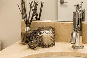 QuickStay - Luxury on Bay St. (Yonge & College)