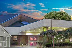 SkyLight Inn Cleveland - Willoughby