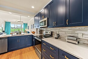 Catina Vacation Rental: Bright 2-BR Condo with Lake Views. Located in 