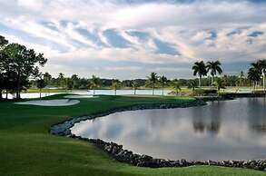 Catina Vacation Rental: Bright 2-BR Condo with Lake Views. Located in 