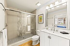 Catina Vacation Rental: Bright 2-BR Condo with Lake Views. Located in 