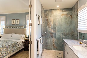 Tuscan Vacation Rental. Stylish 3-Bedroom Getaway Near Vanderbilt Beac