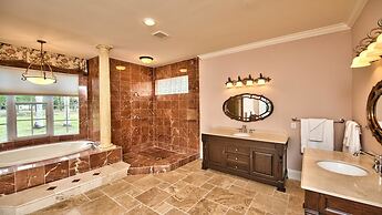 Knickerbocker Estate: Elegant 9-BR Getaway in Naples. Enjoy Private Po