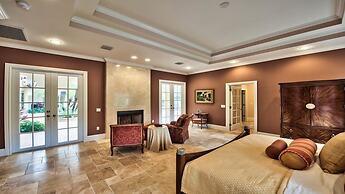 Knickerbocker Estate: Elegant 9-BR Getaway in Naples. Enjoy Private Po