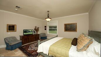 Knickerbocker Estate: Elegant 9-BR Getaway in Naples. Enjoy Private Po