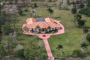 Knickerbocker Estate: Elegant 9-BR Getaway in Naples. Enjoy Private Po