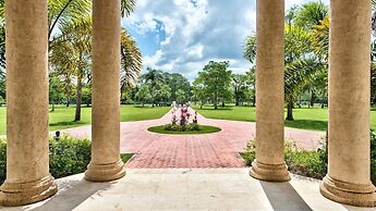 Knickerbocker Estate: Elegant 9-BR Getaway in Naples. Enjoy Private Po