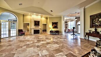 Knickerbocker Estate: Elegant 9-BR Getaway in Naples. Enjoy Private Po