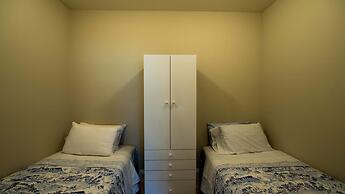 Knickerbocker Estate: Elegant 9-BR Getaway in Naples. Enjoy Private Po