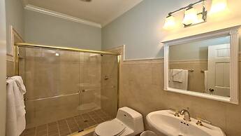 Knickerbocker Estate: Elegant 9-BR Getaway in Naples. Enjoy Private Po