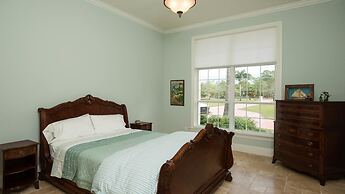 Knickerbocker Estate: Elegant 9-BR Getaway in Naples. Enjoy Private Po