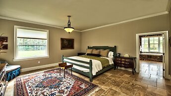 Knickerbocker Estate: Elegant 9-BR Getaway in Naples. Enjoy Private Po