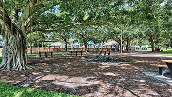 Le Monaco - Romantic 1 BR Condo Steps from 5th Ave S. Chic Coastal Ret