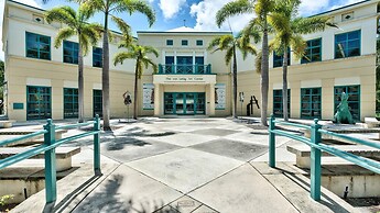 Le Monaco - Romantic 1 BR Condo Steps from 5th Ave S. Chic Coastal Ret