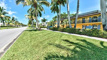 Le Monaco - Romantic 1 BR Condo Steps from 5th Ave S. Chic Coastal Ret