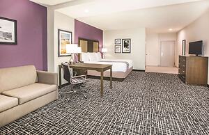 La Quinta Inn & Suites by Wyndham Dallas Plano - The Colony