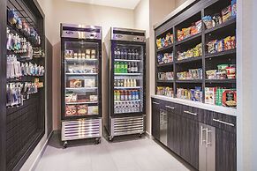 La Quinta Inn & Suites by Wyndham Dallas Plano - The Colony