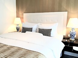 MONDRIAN Luxury Suites & Apartments Old Town Market Square