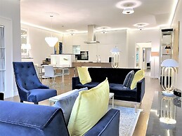 MONDRIAN Luxury Suites & Apartments Old Town Market Square