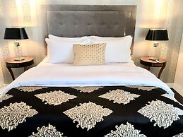 MONDRIAN Luxury Suites & Apartments Old Town Market Square