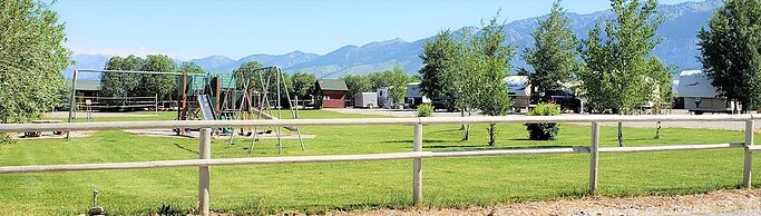 Wolf Den Log Cabin Motel and RV Park