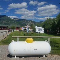 Wolf Den Log Cabin Motel and RV Park