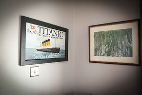 Perfect City Center Location, Parking, 4 Beds