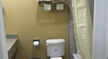 Deluxe Inn & Suites Baytown