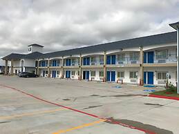 Deluxe Inn & Suites Baytown