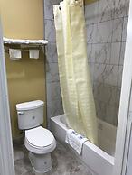 Deluxe Inn & Suites Baytown